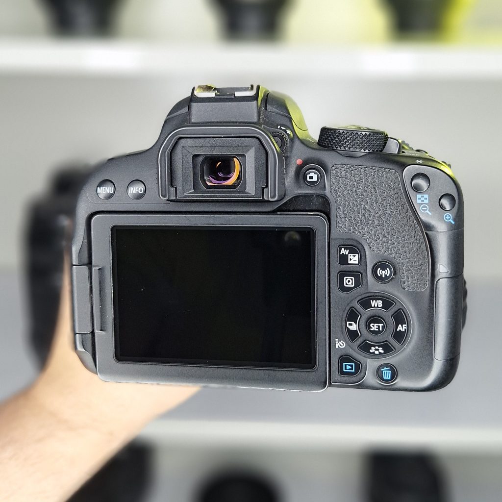 دوربین Canon 800D دست دوم همراه لنز 55-18 میلی متر