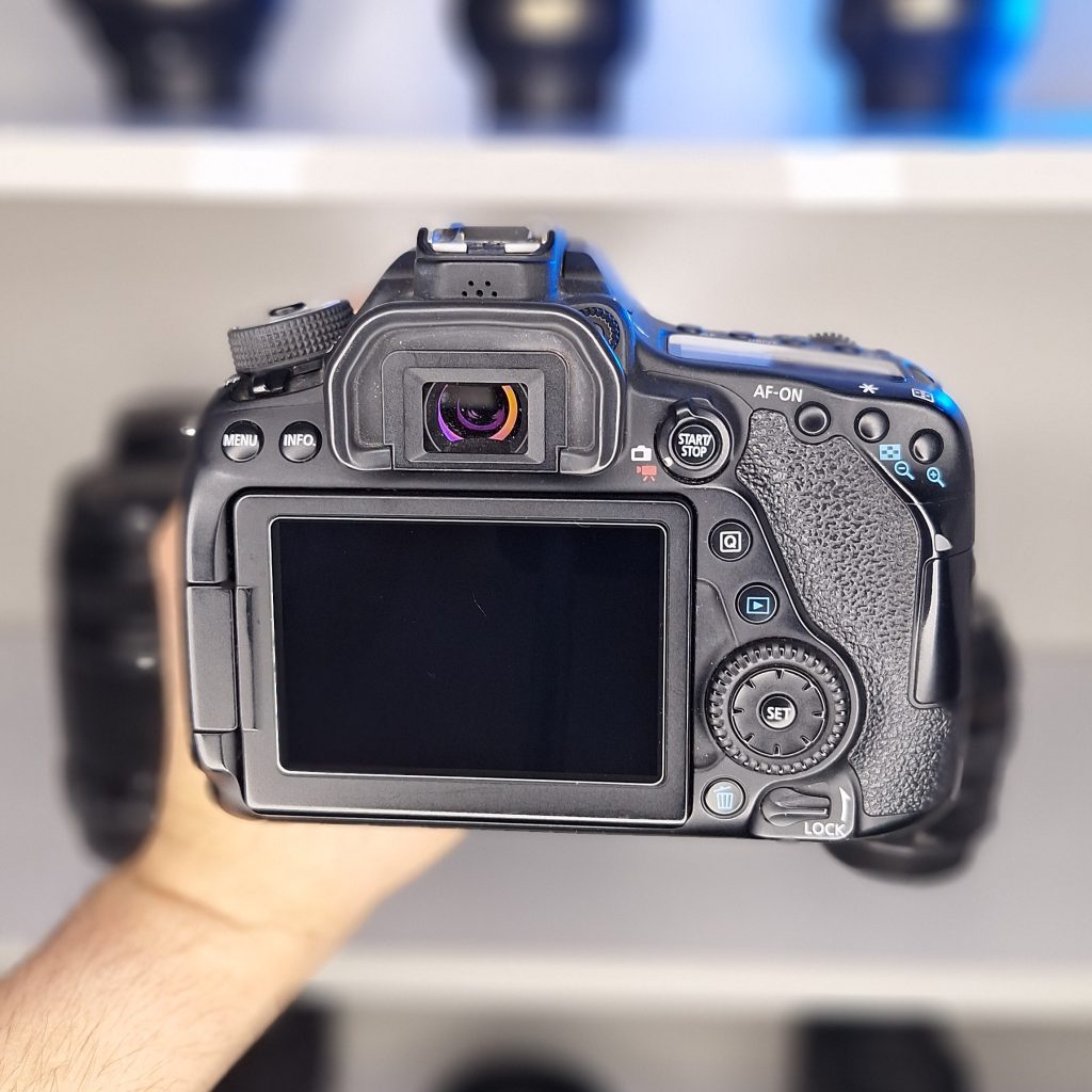 دوربین Canon 80D دست دوم همراه لنز 135-18 میلی متر