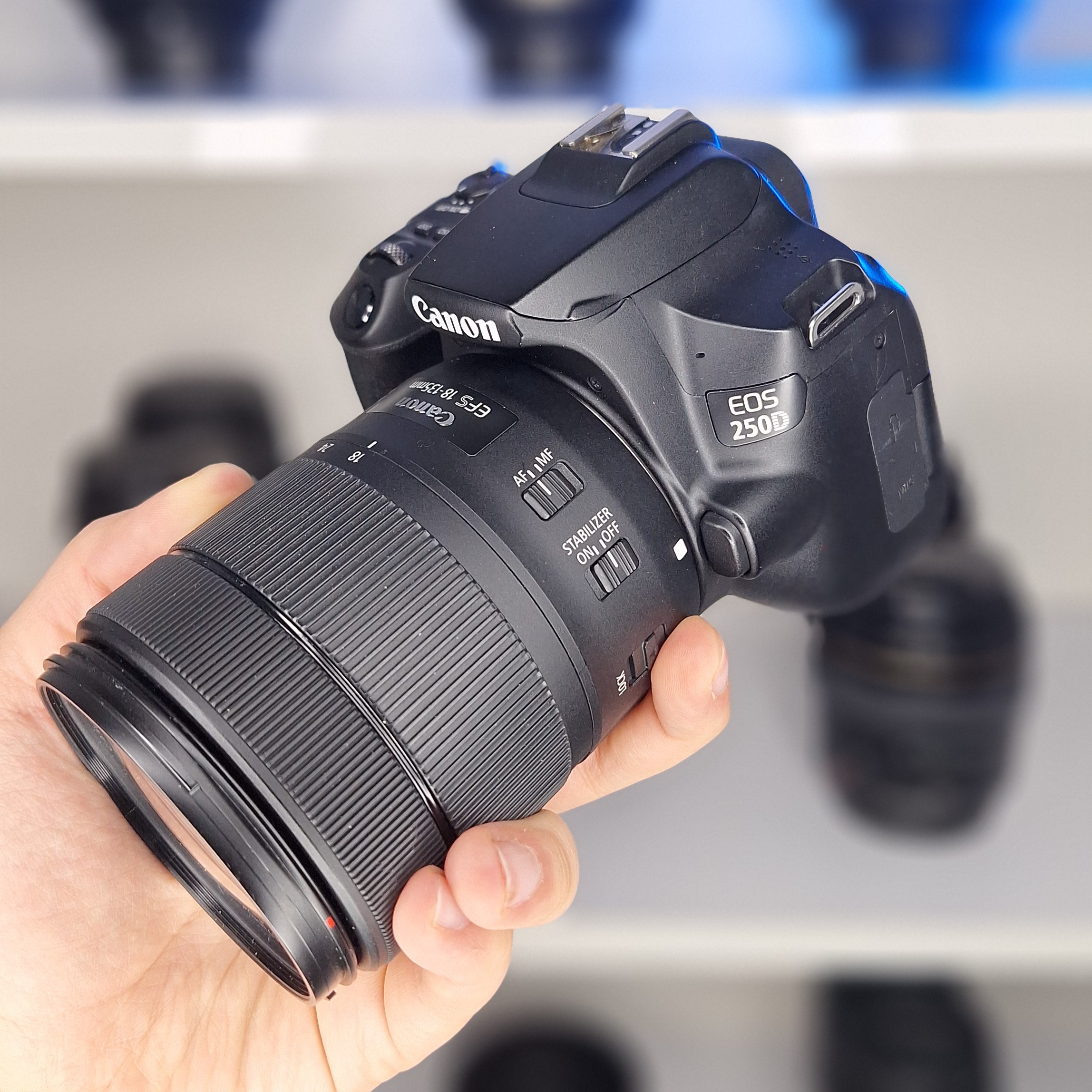 دوربین Canon 250D دست دوم همراه لنز 55-18 میلی متر
