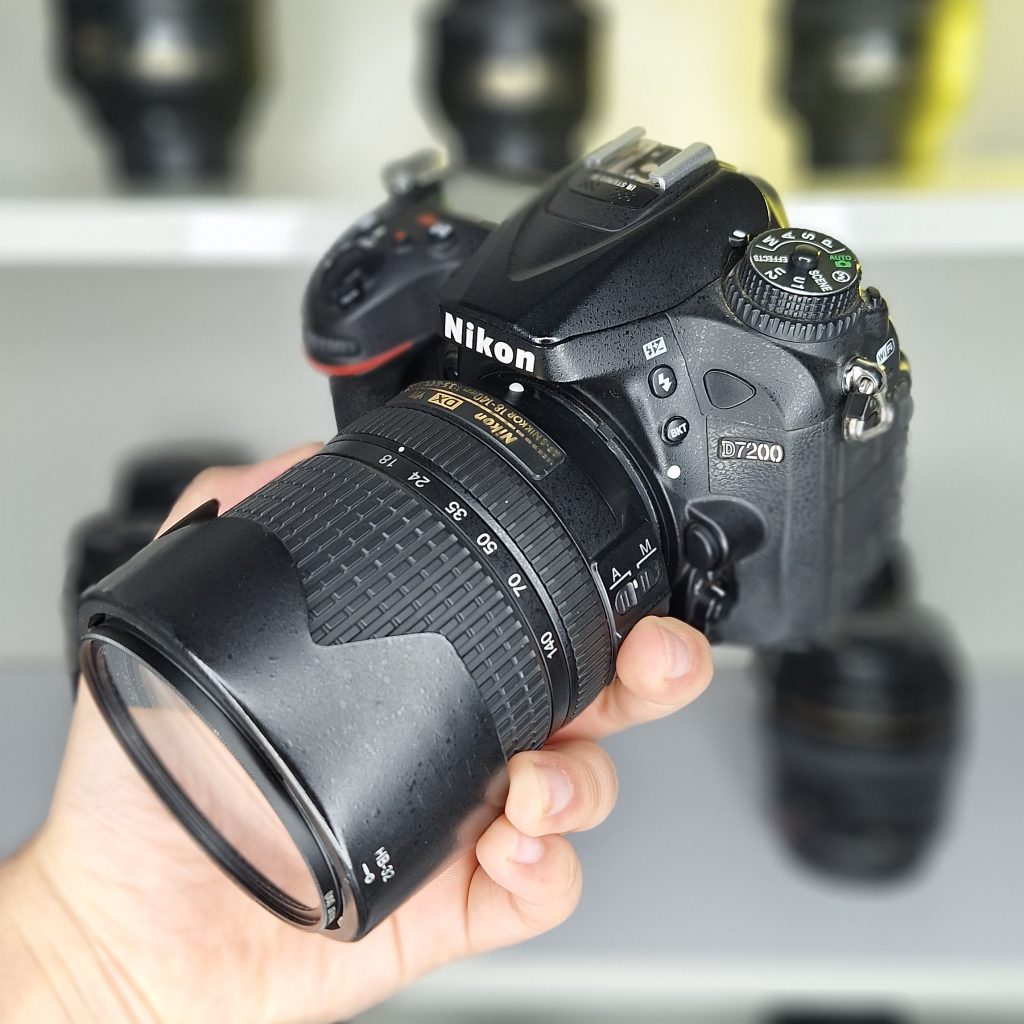 دوربین Nikon D7200 دست دوم همراه لنز 140-18 میلی متر