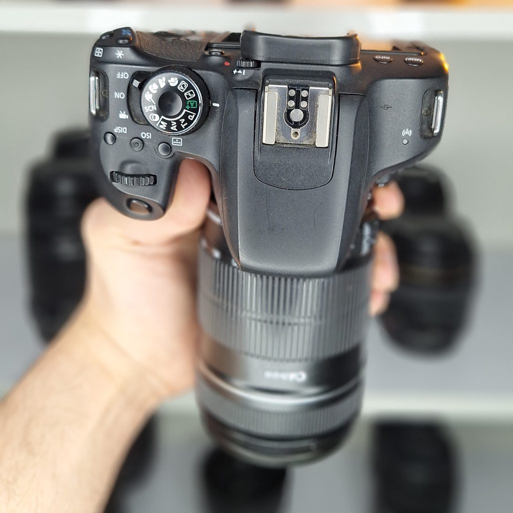 دوربین Canon 800D دست دوم همراه لنز 55-18 میلی متر